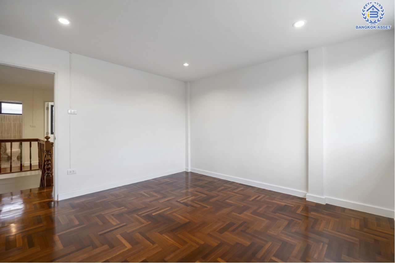 บ้านมือสองตกแต่งใหม่ ม.เรวดี3 ติวานนท์-เลี่ยงเมืองนนท์ฯ ทาวน์เฮ้าส์ตกแต่งพร้อมอยู่ เนื้อที่ 17 ตร.ว. ฟังก์ชัน 2 ห้องนอน 2 ห้องน้ำ 1 ที่จอดรถ พร้อม Living Area ชั้นสองกว้าง บนทำเลโซนเมือง! เข้า-ออกได้หลายเส้นทาง ถ.รัตนาธิเบศร์, ถ.ติวานนท์ และเลี่ยงเมืองนนท์ฯ ใกล้เซ็นทรัลรัตนาธิเบศร์ และรถไฟฟ้าสายสีม่วง ทั้ง "สถานีกระทรวงสาธารณสุข" และ "สถานีศูนย์ราชการนนทบุรี"